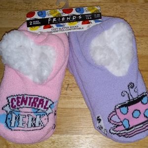 Friends 2 paires cozzy  slippers socks NWT